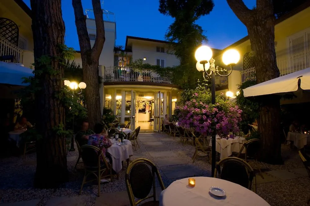 Jr Resort Logos Forte Dei Marmi 4*,